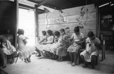 Grupo de niñas haciendo bordados