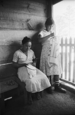 Mujeres haciendo bordado