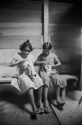 Dos niñas haciendo bordado