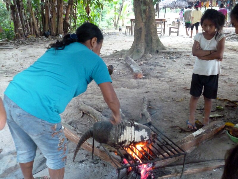 Kishte cocinando a un ahumado de armadillo