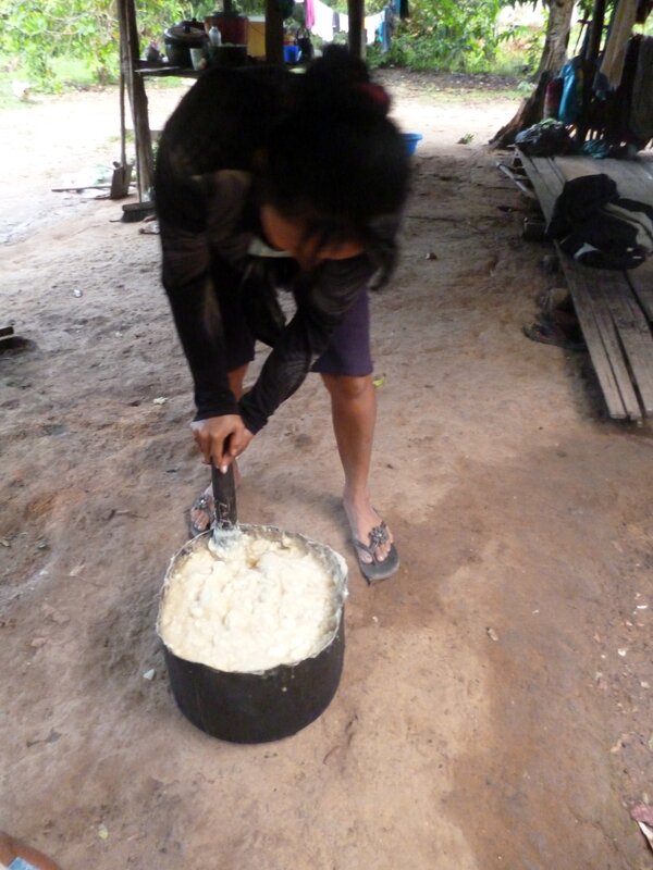 Betsi Campos preparando una bebida de yuca