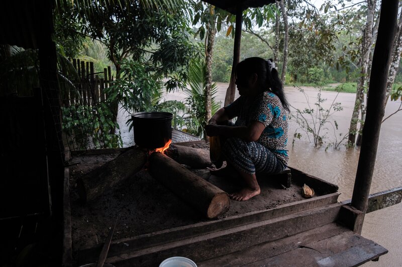 Dalia Guimaraes cocinando