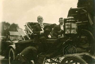 Fotografía del presidente Venustiano Carranza en un carruaje