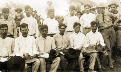 Fotografía de revolucionarios confiscando y redistribuyendo las tierras de Félix Díaz en Tamaulipas
