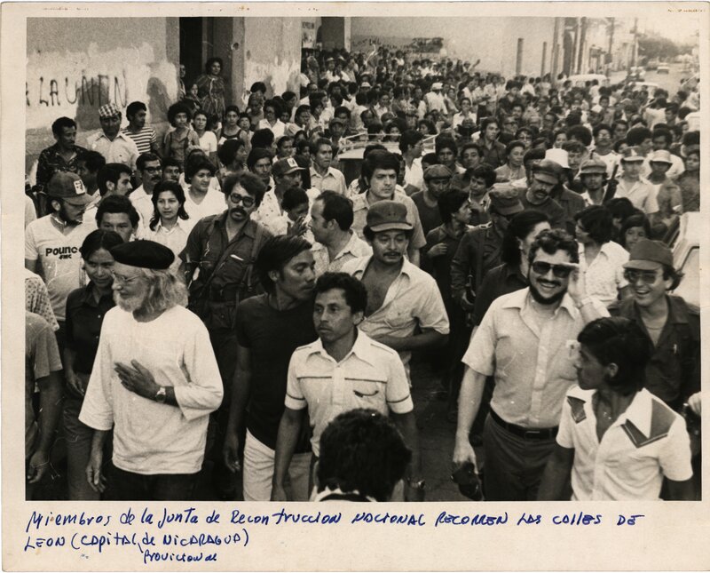 "Miembros de la Junta de Reconstrucción Nacional recorren las calles de León (capital provincial de Nicaragua)"