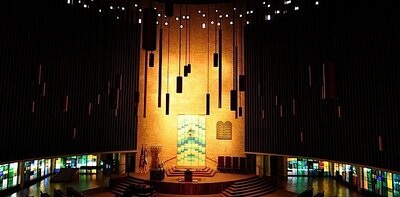 Temple Emanu-El (Dallas, Texas): sanctuary interior with mosaic glass walls