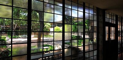 Temple Emanu-El (Dallas, Texas): courtyard view